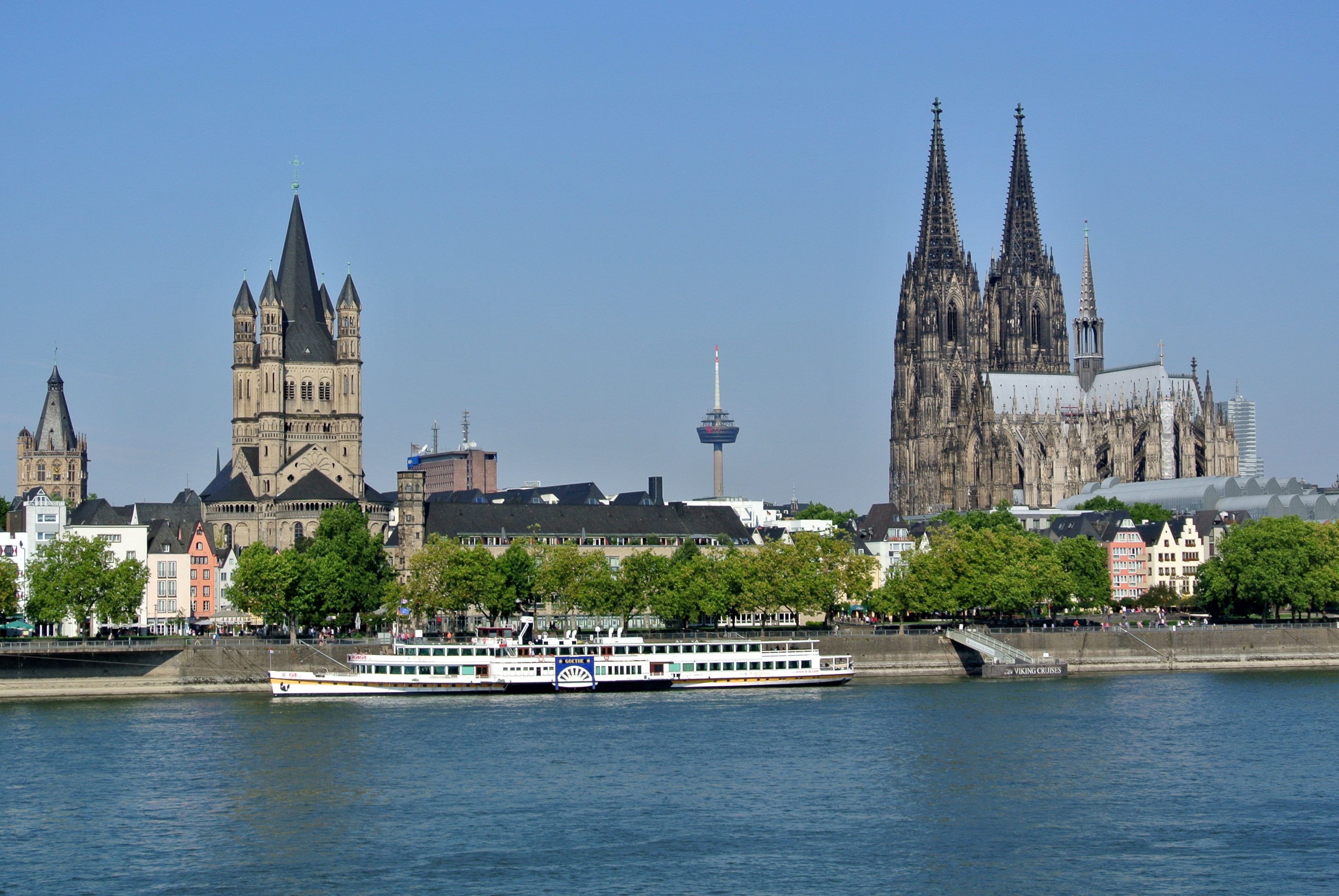 Blick vom Deutzer Rheinufer auf die Altstadt von Köln. Links Groß St. Martin und rechts der Kölner Dom