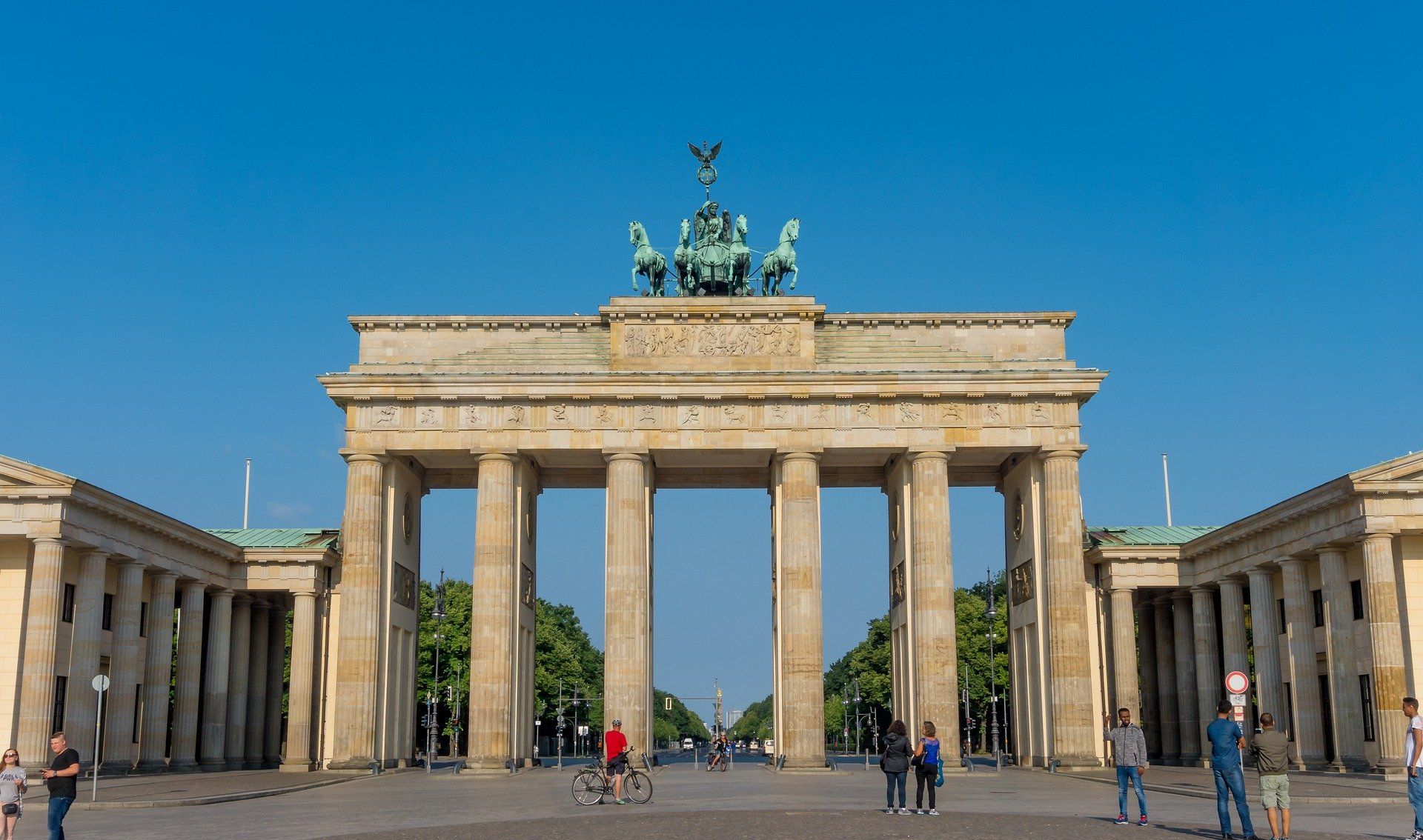 Frontalansicht des Brandenburger Tors in Berlin