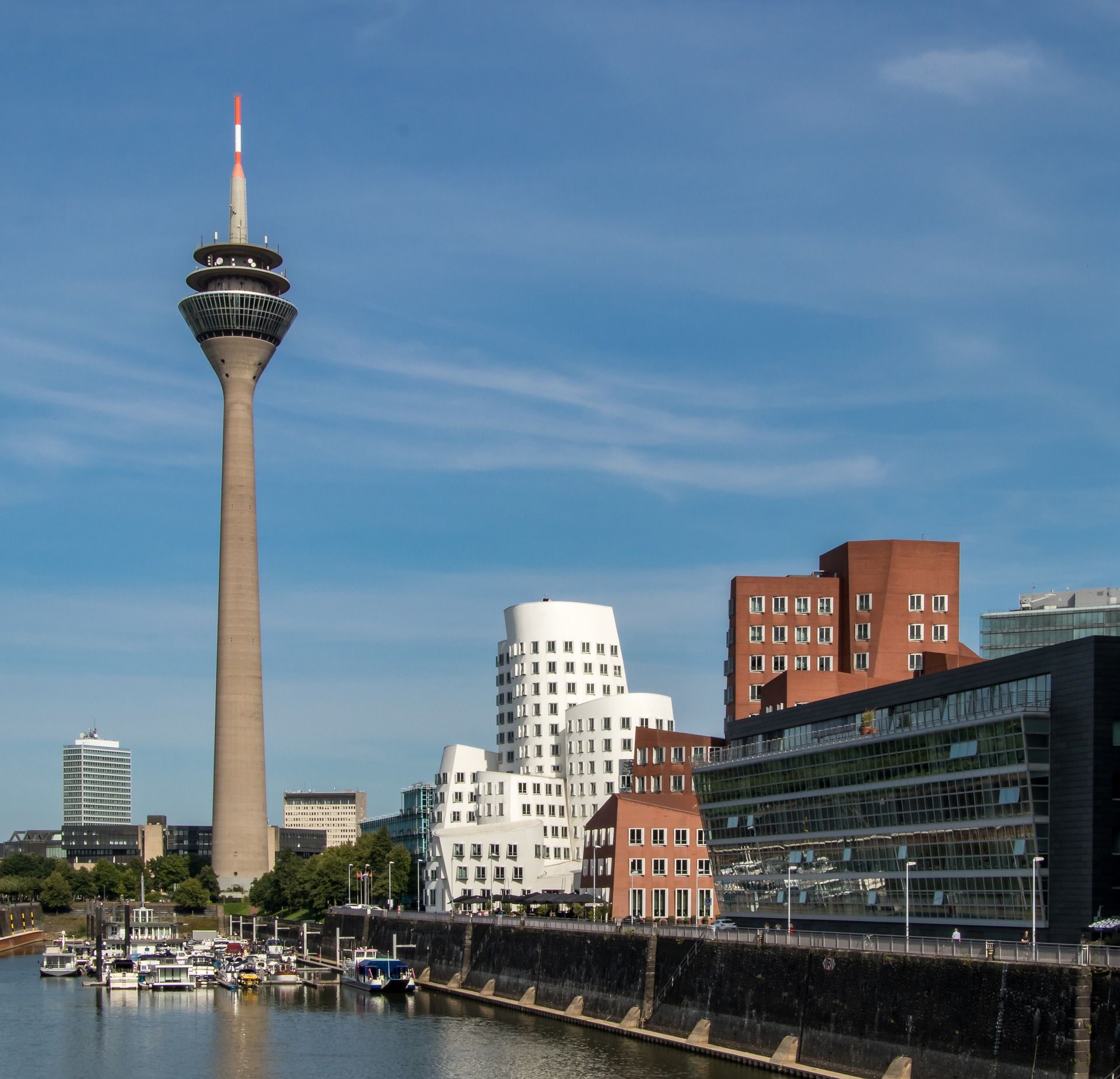 Aussicht auf den Düsseldorfer Medienhafen mit den auffälligen Gehry Bauten und dem Rheinturm im Hintergrund