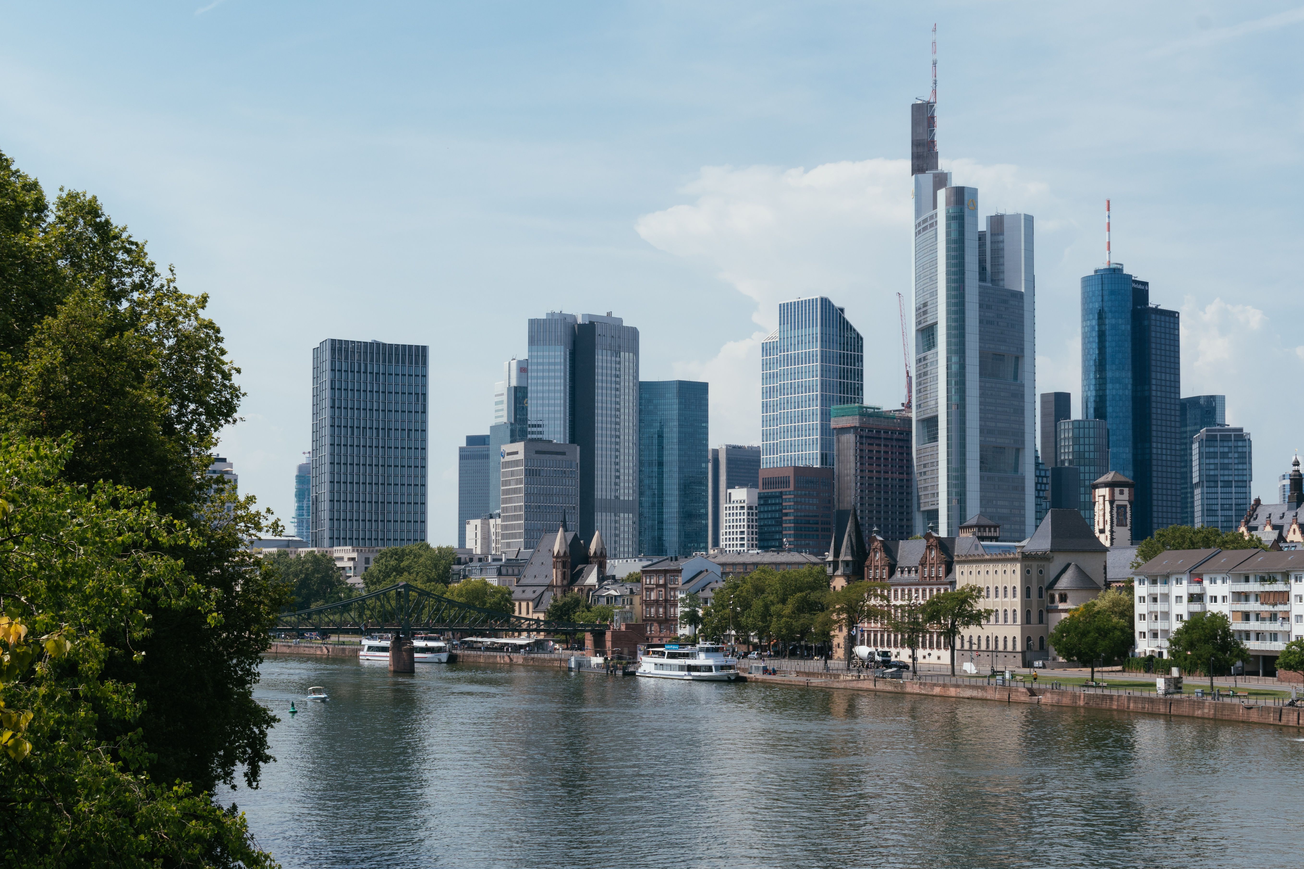 Blick auf die Skyline von Frankfurt und den Main